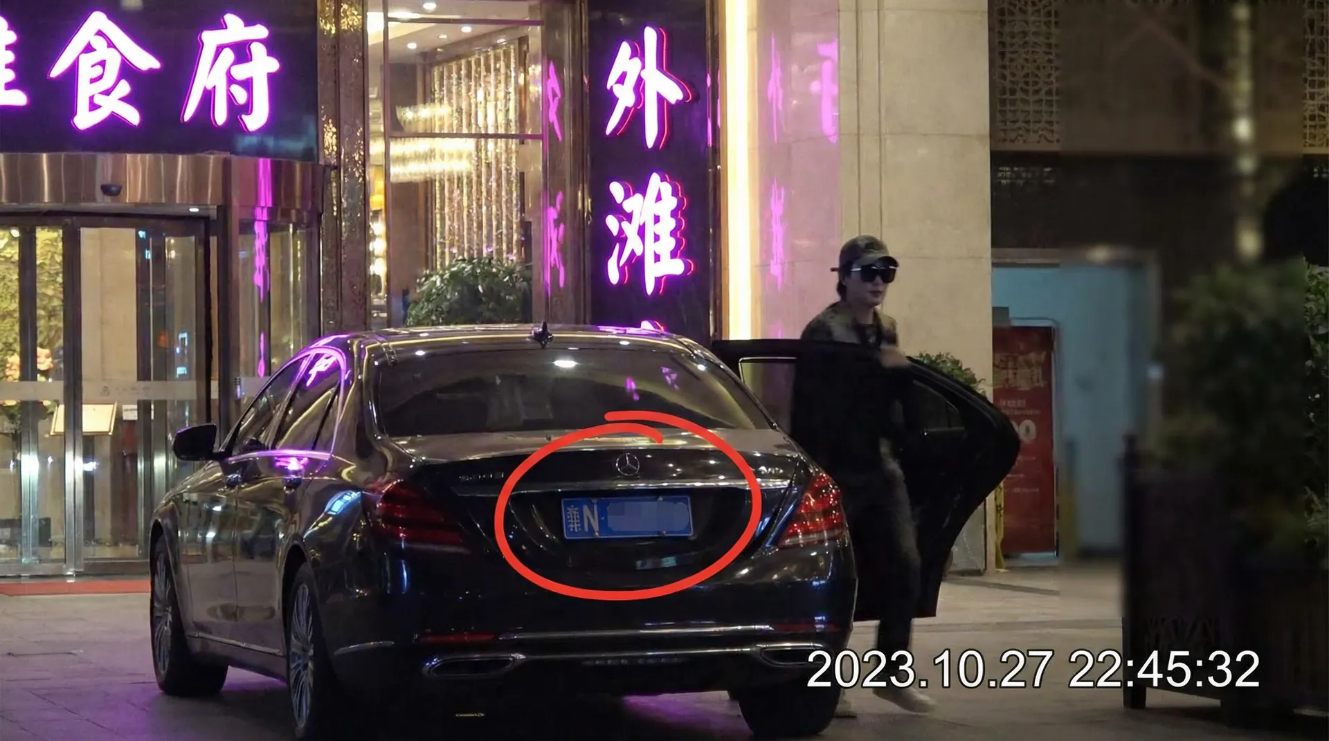 永信贵宾会网址 - 豪车餐厅外偷拍